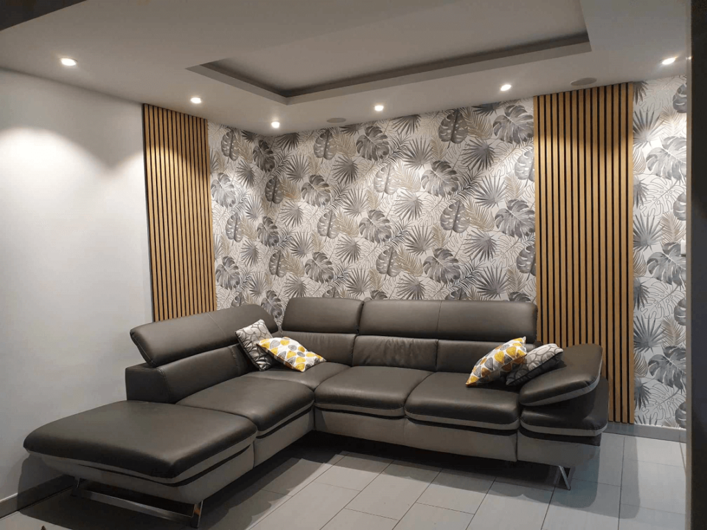 Tasseaux de bois - plafond rabaissé - spots - papier peint - peinture