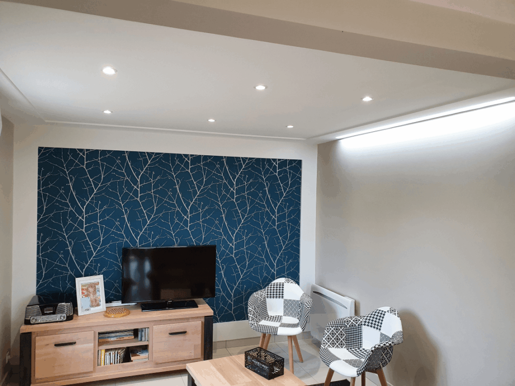 Plafond abaissé - spots - cadre staff - papier peint